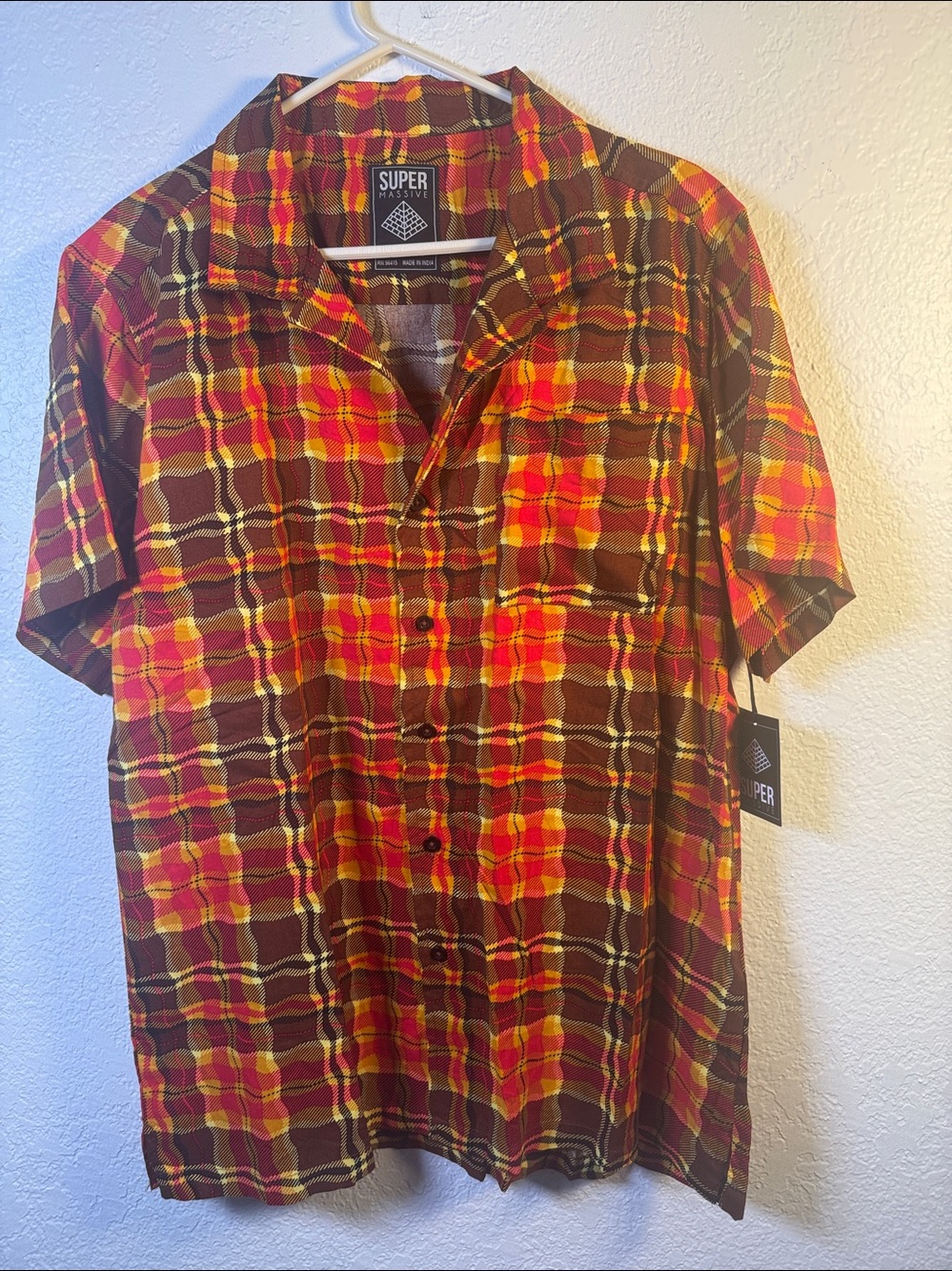 Super Massive Men’s Button Down Shirt Wavy Print - Size L NEW